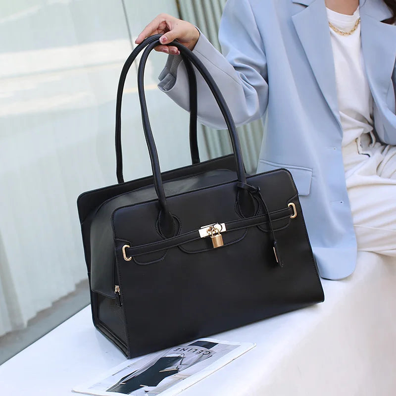 Sac transport sac_a_main noir sur banc