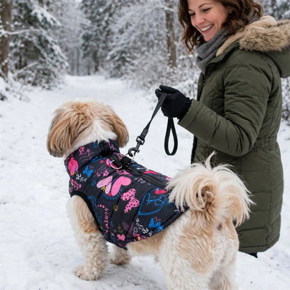 Shih tzu portant la doudoune pour chien à motif coeur, en promenade dans la neige avec sa maîtresse, laisse attachée dans le dos