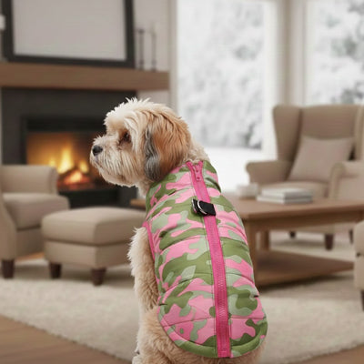 Shih tzu portant la doudoune pour chien à motif camouflage rose près de la cheminée