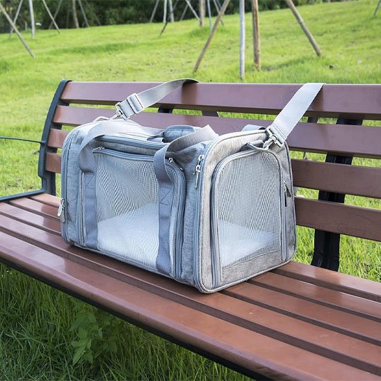 Sac de transport pour chien gris sur banc
